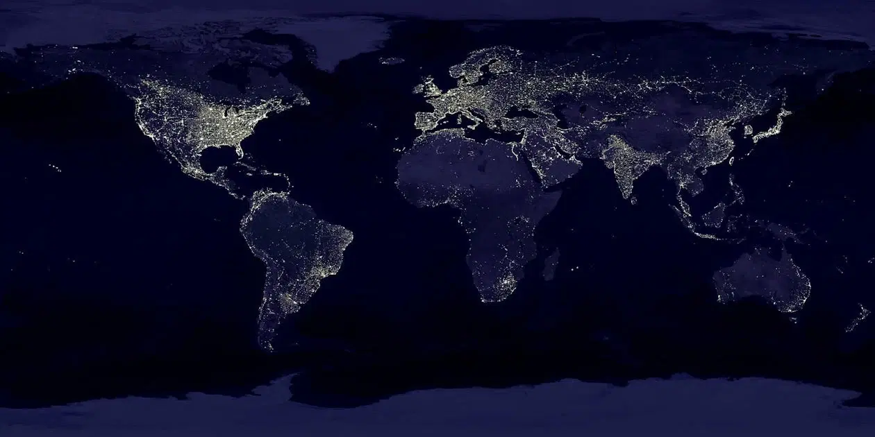 La Tierra de noche que simboliza la red mundial de centros de datos de ATIS.cloud