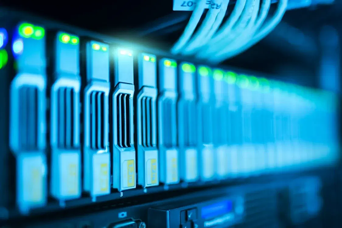 Bastidores de servidores que alimentan la infraestructura mundial de ATIS.cloud